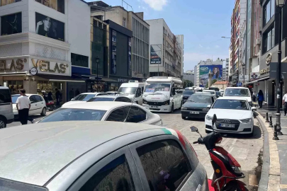 Adana’nın caddeleri açık otoparka döndü
