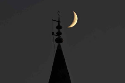 Bitlis’te gökyüzündeki hilal ile minaredeki hilal aynı karede
