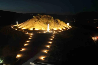 Kraliçeler mezarlığı gece de ziyarete açıldı
