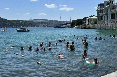 İstanbul’da sıcak hava bunalttı: Vatandaşlar kendini boğazın serin sularına bıraktı

