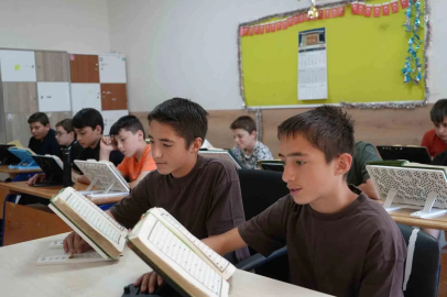 13 yaşındaki ikiz kardeşler birlikte Kur’an-ı Kerim’i ezberleyerek hafız oldu
