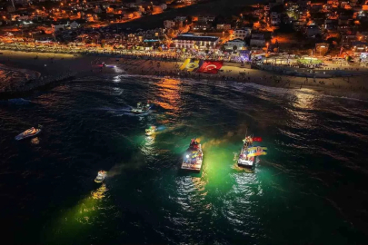 Karaburun sahili sarı-lacivert renklere büründü
