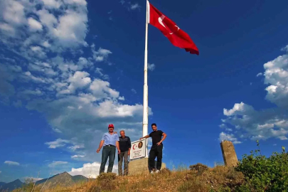 Şehit Öğretmen Neşe Alten’in adını bin 215 rakımlı tepede yaşattı: 16 metrelik Türk bayrağı dikti
