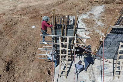 Elazığ’da inşaat işçilerinin sıcak havalarda ekmek mücadelesi
