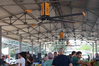 Adana sıcağı bunalttı, belediye pazara tavan vantilatörleri kurdu
