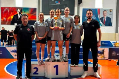 Erzincan ANALİG badmintonda kız ve erkeklerde grup birincisi oldu