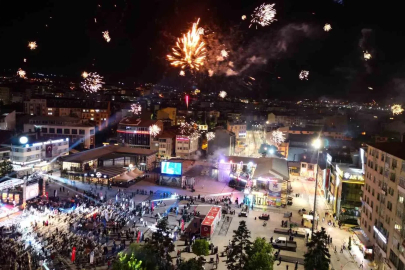 Çorum’da festival coşkusu havai fişek gösterisiyle zirveye çıktı
