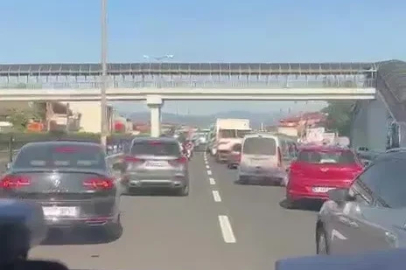 Ambulansa yol vermek için fermuar sistemini uyguladıyar
