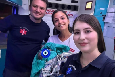 Sabırsız minik, dünyaya gözlerini ambulansta açtı
