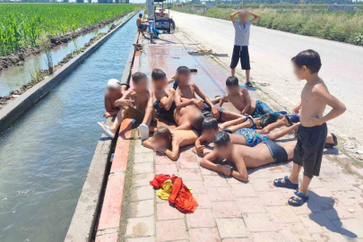 Adana’da çocukların kanal keyfi: Kaldırım plaja döndü
