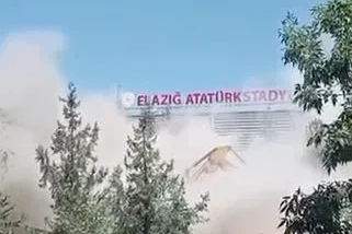 Elazığ’da 5 katlı bina yıkımında facianın eşiğinden dönüldü: Operatör son anda atlayarak kurtuldu
