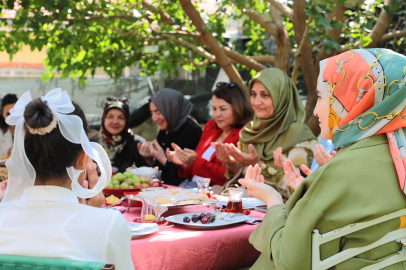 Protokol eşleri koruyucu aileyi yalnız bırakmadı