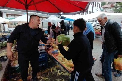 Bolu’da hayırsever esnaf 1 ton karpuzu 1 saatte ücretsiz dağıttı
