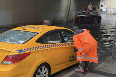 Zincirlikuyu alt geçidini sağanak sonrası su bastı, belediye ekipleri tahliye çalışması başlattı
