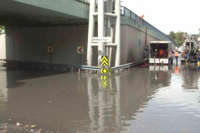 Güngören’de sağanak alt geçidi göle çevirdi: Yol trafiğe kapatıldı
