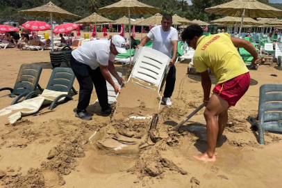 Alanya’da dev dalgalar şezlongları kuma gömdü
