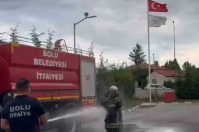 Bolu’da itfaiye stajının sonu sulu şakayla bitti
