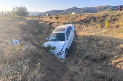 Erzincan'da otomobil yoldan çıktı: 3'ü çocuk 6 yaralı