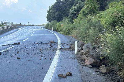 Alaplı-Akçakoca yolunda heyelan ulaşımı aksattı
