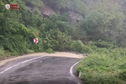 Heyelan nedeniyle ulaşıma kapanan Cide-Doğanyurt yolu ulaşıma açıldı
