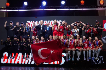 Bakan Bak’tan Milletler Ligi şampiyonu Filenin Sultanları’na tebrik
