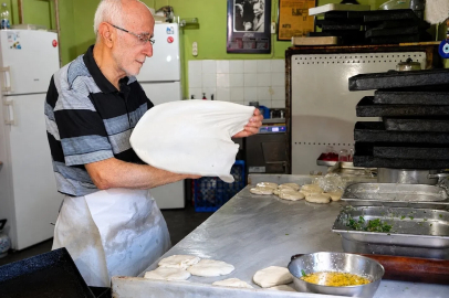 81 yaşında, 69 yıldır aynı tezgâhın başında: "Hayata yeniden başlasam yine börekçi olurdum"
