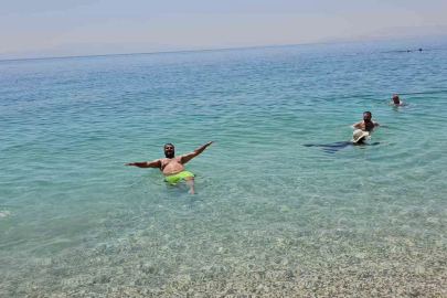 Adilcevaz’da plajlar Ege’yi aratmıyor
