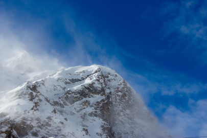 Elbruz Dağı'nda kar fırtınası nedeniyle 5 dağcı hayatını kaybetti