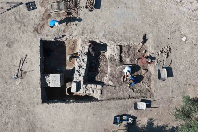 Bin 500 yıllık dibek ve bin 300 yıllık depo küpleri bulundu
