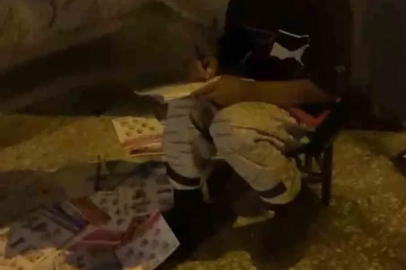 Annesiyle hurda toplayan Ayşe’nin kitap sevgisi duygulandırdı
