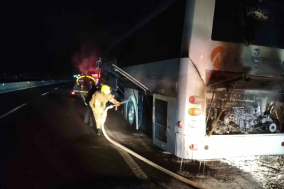 Otobüs seyir halinde alev aldı.
