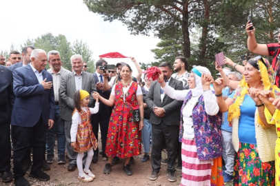 Binali Yıldırım Refahiye'deki Orçul Festivali'nde vatandaşlarla buluştu