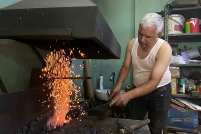 Kavuran sıcaklarda, 60 derecelik atölyede üretimden vazgeçmiyor

