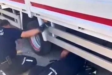 Teker arasına giren kedi ekipler tarafından çıkartıldı
