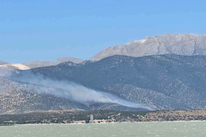 Eğirdir’de ormanlık alandaki büyük bölümü makilik alan yangınına havadan karadan müdahale
