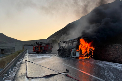 Erzincan-Sivas yolunda yolcu otobüsü alevlere teslim oldu