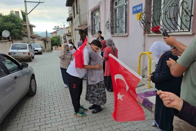 Dünya üçüncüsü milli güreşçi, baba ocağında coşkuyla karşılandı
