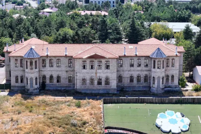 Sivas’ta 1 buçuk asırdır kesintisiz eğitim veren mektep günümüzde de eğitime ışık tutuyor
