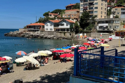 Soğuk olmasına aldırış etmeden denize girdiler

