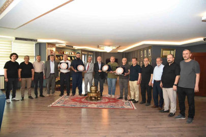 Elazığ Ticaret Borsası’nda emek veren meclis üyelerine teşekkür plaketi
