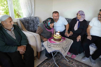 100 yaşına giren Atiye nineye, davullu zurnalı doğumgünü kutlaması
