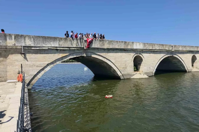 Meriç Nehri’ne bırakılan çiçeklerle Porajmos kurbanları anıldı
