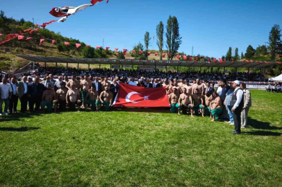 Ahmet Ayık anısına düzenlenen Karakucak Güreşleri nefes kesti
