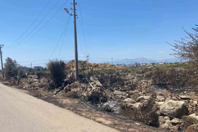 Kaçak moloz döktü, elektrik tellerini kopardı, yangına neden oldu
