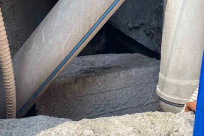 Eyüpsultan’da üzerinden borular geçen türbe harabeye döndü
