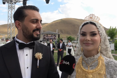 Van’da paraların havada uçuştuğu düğün: Damada yaklaşık 20 milyon TL, geline kilolarca altın takıldı
