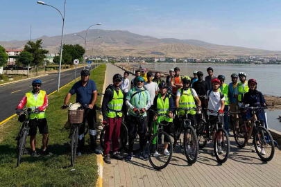 Bitlis’te 30 bisikletli 90 kilometre pedal çevirip Ahlat’ın tarihi mirasını ziyaret etti
