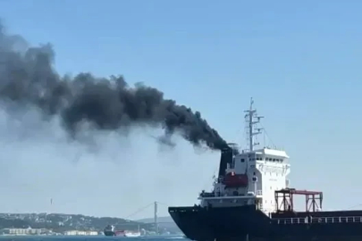 Sarayburnu açıklarında gemi bacasından yükselen dumanlar merak uyandırdı
