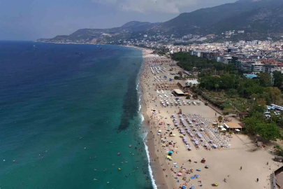 Alanya’da tatilciler deniz ve güneşin tadını çıkardı

