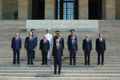 Cumhurbaşkanı Erdoğan başkanlığındaki YAŞ üyeleri Anıtkabir’i ziyaret etti

